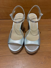 Load image into Gallery viewer, Stuart Weitzman Platform Heels Size 8