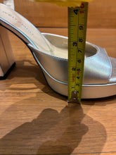 Load image into Gallery viewer, Stuart Weitzman Platform Heels Size 8