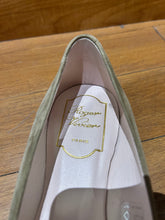 Load image into Gallery viewer, Roger Vivier Ballet Flats Size 9.5