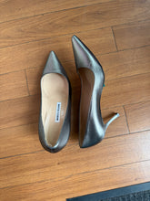 Load image into Gallery viewer, Manolo Blahnik Silver Metallic Pumps 38.5