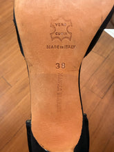 Load image into Gallery viewer, Manolo Blahnik Black Pumps 38