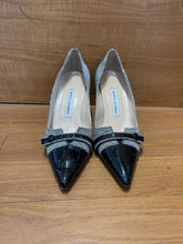 Load image into Gallery viewer, Manolo Blahnik Printed Pump EU 39
