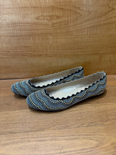 Load image into Gallery viewer, Chloe Scalloped Flats
