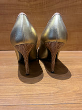 Load image into Gallery viewer, Dolce and Gabbana Heels Size 7.5

