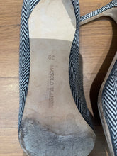 Load image into Gallery viewer, Manolo Blahnik Printed Pump EU 39
