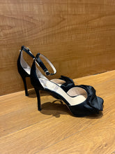 Load image into Gallery viewer, Kate Spade Heels Size 7.5
