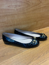 Load image into Gallery viewer, Gucci Flats Size 9
