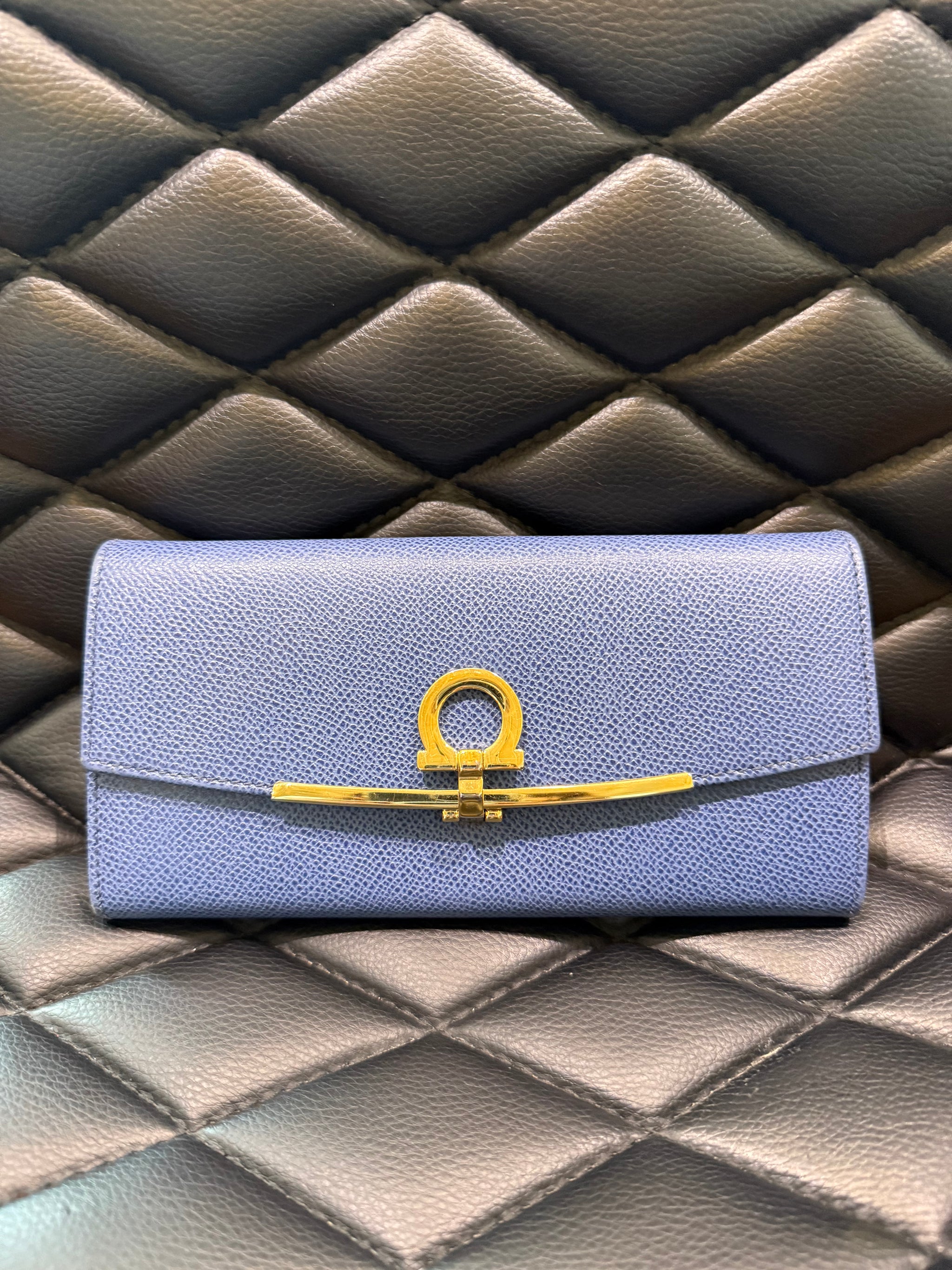 【送料&関税込】Ferragamo Continental Wallet Gancini continental wallet - Women | Ferragamo