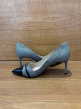Load image into Gallery viewer, Manolo Blahnik Printed Pump EU 39
