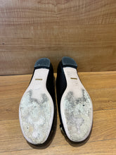 Load image into Gallery viewer, Gucci Flats Size 9
