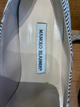 Load image into Gallery viewer, Manolo Blahnik Printed Pump EU 39
