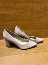 Load image into Gallery viewer, Marc Fisher Heels Size 7.5
