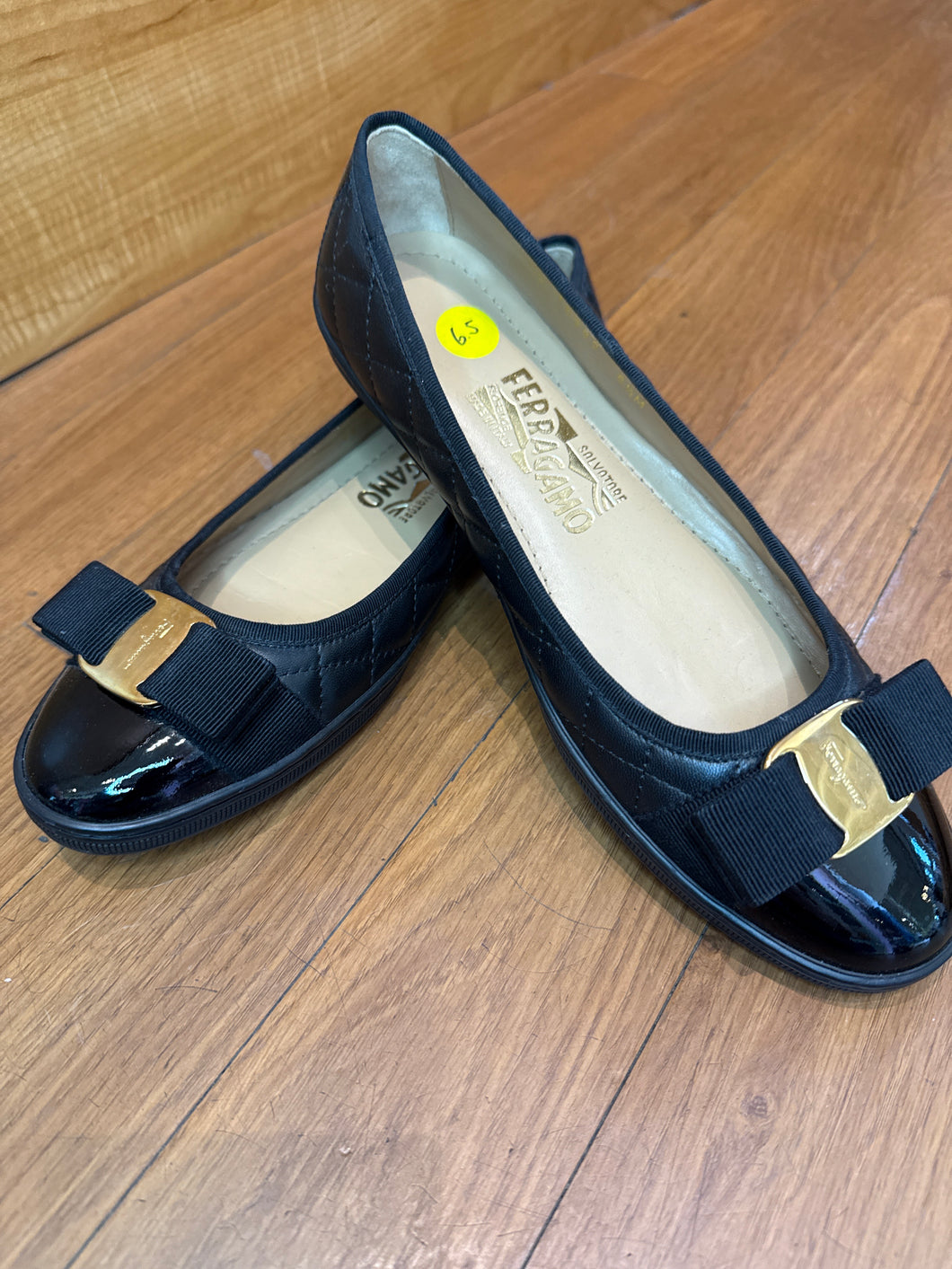 Ferragamo Varina Ballet Flat size 6.5 in black