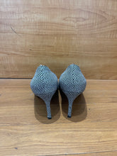 Load image into Gallery viewer, Manolo Blahnik Printed Pump EU 39
