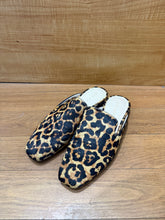 Load image into Gallery viewer, Stuart Weitzman Mule Size 5.5
