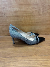 Load image into Gallery viewer, Manolo Blahnik Printed Pump EU 39
