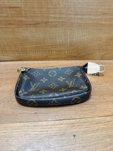 Load image into Gallery viewer, Louis Vuitton Mini Pochette
