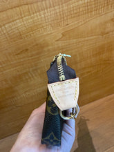 Load image into Gallery viewer, Louis Vuitton Mini Pochette
