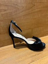 Load image into Gallery viewer, Kate Spade Heels Size 7.5
