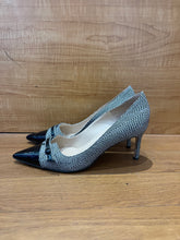 Load image into Gallery viewer, Manolo Blahnik Printed Pump EU 39
