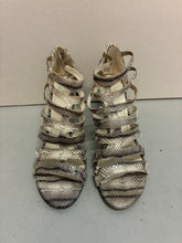 Load image into Gallery viewer, Stuart Weitzman Heels
