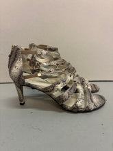 Load image into Gallery viewer, Stuart Weitzman Heels
