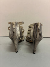 Load image into Gallery viewer, Stuart Weitzman Heels
