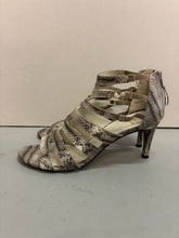 Load image into Gallery viewer, Stuart Weitzman Heels
