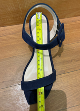 Load image into Gallery viewer, Stuart Weitzman Heels Size 4.5

