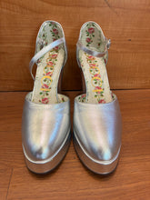 Load image into Gallery viewer, Gucci Leather D’Orsay Pumps Size 7

