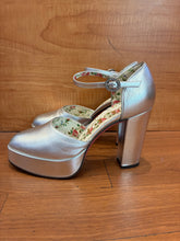 Load image into Gallery viewer, Gucci Leather D’Orsay Pumps Size 7
