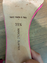 Load image into Gallery viewer, Manolo Blahnik Patent Leather Sandals Size 9.5
