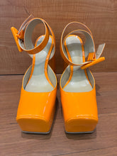 Load image into Gallery viewer, Bottega Veneta Platform Patent Leather Pumps Size 8
