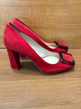 Load image into Gallery viewer, Prada Pumps Size 7
