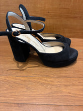 Load image into Gallery viewer, Stuart Weitzman Platform Heels Size 9
