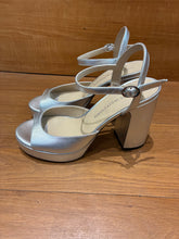 Load image into Gallery viewer, Stuart Weitzman Platform Heels Size 8
