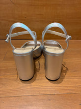 Load image into Gallery viewer, Stuart Weitzman Platform Heels Size 8
