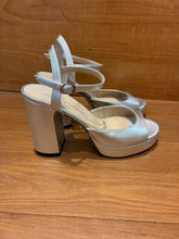 Load image into Gallery viewer, Stuart Weitzman Platform Heels Size 8
