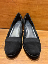 Load image into Gallery viewer, Stuart Weitzman Suede Pumps Size 7.5
