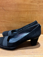 Load image into Gallery viewer, Stuart Weitzman Suede Pumps Size 7.5
