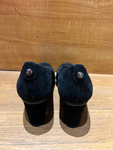 Load image into Gallery viewer, Stuart Weitzman Suede Pumps Size 7.5
