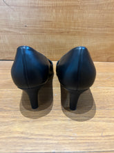 Load image into Gallery viewer, Stuart Weitzman Kitten Pumps Size 9
