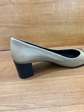 Load image into Gallery viewer, Tory Burch Heels size 7.5
