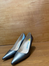 Load image into Gallery viewer, Manolo Blahnik Silver Metallic Pumps 38.5
