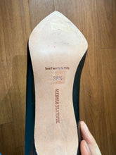 Load image into Gallery viewer, Manolo Blahnik Silver Metallic Pumps 38.5
