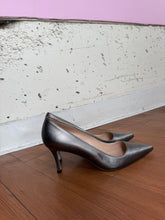 Load image into Gallery viewer, Manolo Blahnik Silver Metallic Pumps 38.5
