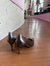 Load image into Gallery viewer, Manolo Blahnik Silver Metallic Pumps 38.5
