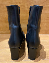 Load image into Gallery viewer, Stuart Weitzman Heels Size 8N
