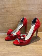 Load image into Gallery viewer, Valentino Heels Size 9
