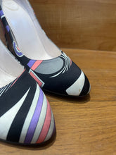 Load image into Gallery viewer, Emilio Pucci Heels Size 10
